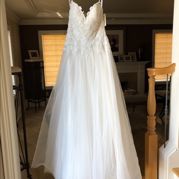 Maggie Soterro Marjorie Wedding Dress and veil. Brand new never worn! Size 6 - 8 - Picture 6 of 16
